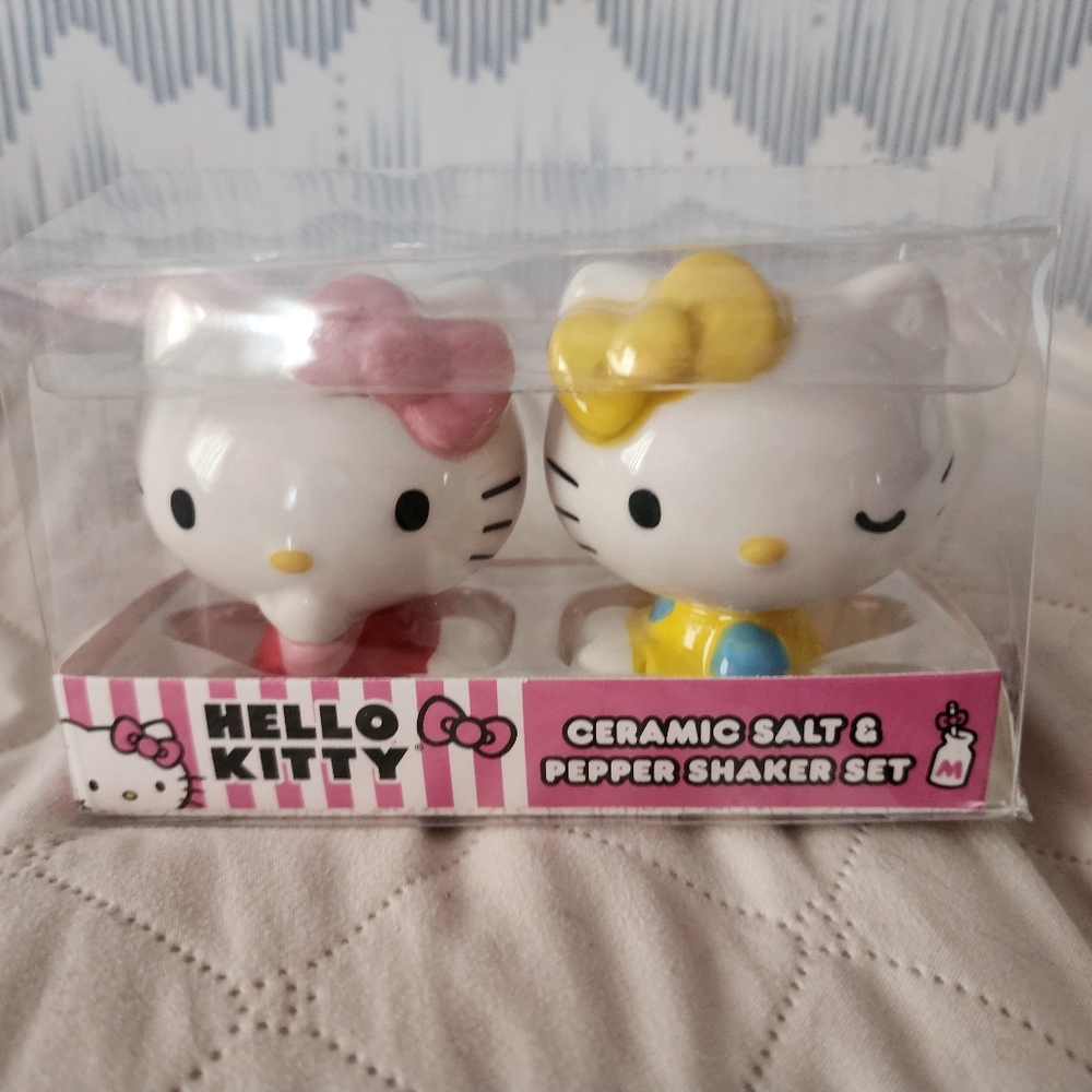 HELLO KITTY  salt and pepper shakers
